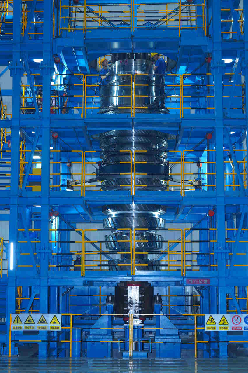 國(guó)內(nèi)首個(gè)燃機(jī)智慧制造基地輪盤(pán)高效疊裝產(chǎn)線(xiàn)。于喜寶供圖