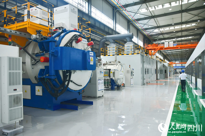 國(guó)內(nèi)首個(gè)燃機(jī)智慧制造基地高溫透平葉片噴涂數(shù)字化產(chǎn)線(xiàn)。人民網(wǎng) 趙祖樂(lè)攝