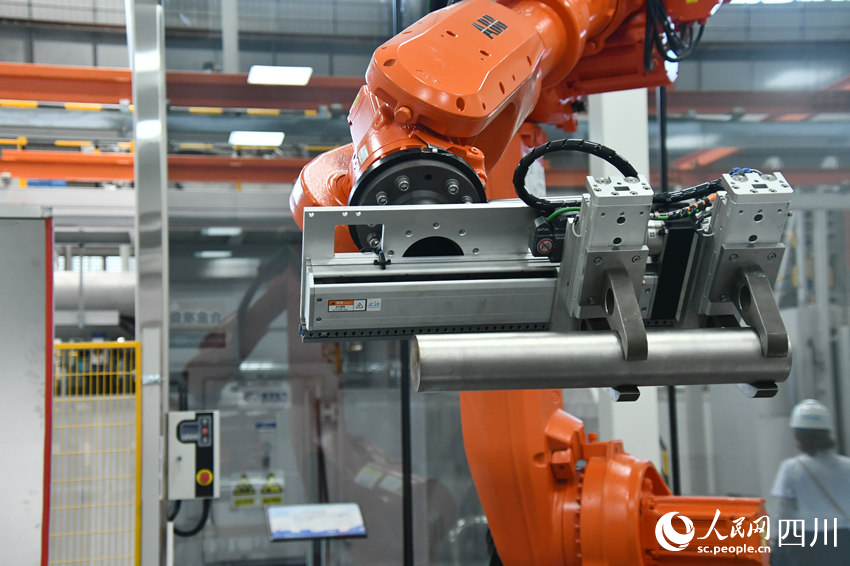 國(guó)內(nèi)首個(gè)燃機(jī)智慧制造基地高溫透平葉片精鑄數(shù)字化產(chǎn)線(xiàn)。人民網(wǎng) 趙祖樂(lè)攝