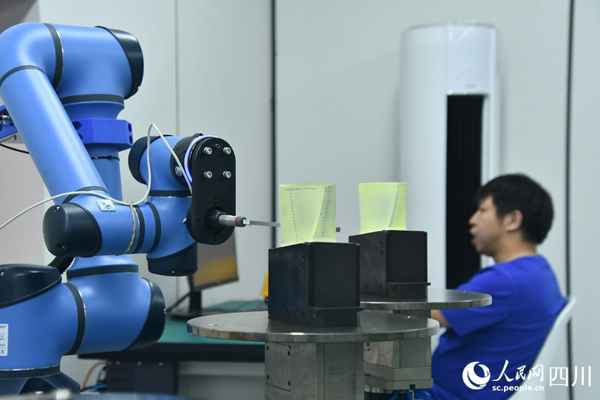 國(guó)內(nèi)首個(gè)燃機(jī)智慧制造基地高溫透平葉片精鑄數(shù)字化產(chǎn)線(xiàn)。人民網(wǎng) 趙祖樂(lè)攝