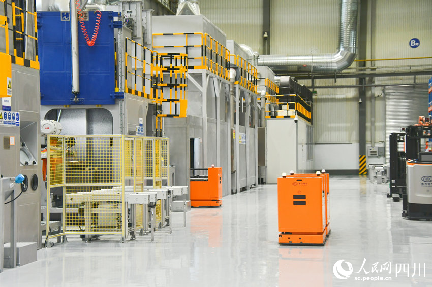 國(guó)內(nèi)首個(gè)燃機(jī)智慧制造基地高溫透平葉片噴涂數(shù)字化產(chǎn)線(xiàn)。人民網(wǎng) 趙祖樂(lè)攝