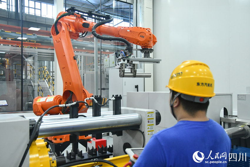 國(guó)內(nèi)首個(gè)燃機(jī)智慧制造基地高溫透平葉片精鑄數(shù)字化產(chǎn)線(xiàn)。人民網(wǎng) 趙祖樂(lè)攝