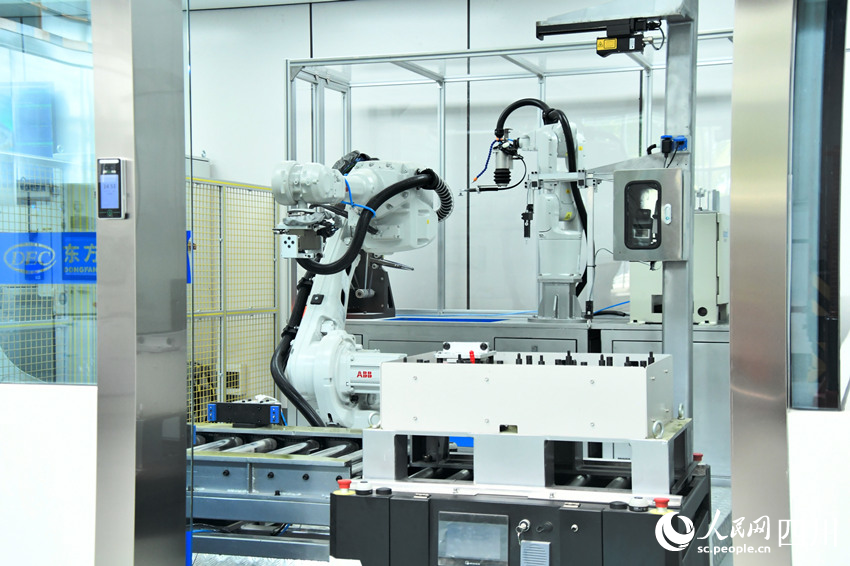 國(guó)內(nèi)首個(gè)燃機(jī)智慧制造基地高溫透平葉片噴涂數(shù)字化產(chǎn)線(xiàn)。人民網(wǎng) 趙祖樂(lè)攝