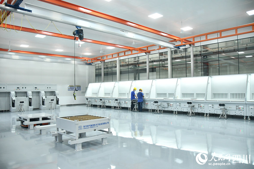 國(guó)內(nèi)首個(gè)燃機(jī)智慧制造基地高溫透平葉片精鑄數(shù)字化產(chǎn)線(xiàn)。人民網(wǎng) 趙祖樂(lè)攝