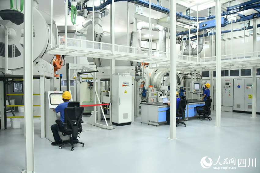 國(guó)內(nèi)首個(gè)燃機(jī)智慧制造基地高溫透平葉片精鑄數(shù)字化產(chǎn)線(xiàn)。人民網(wǎng) 趙祖樂(lè)攝