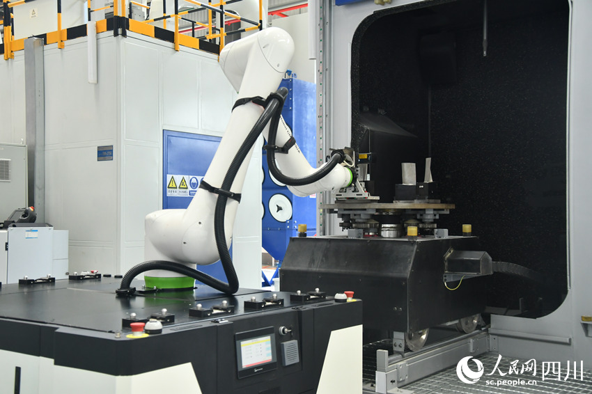 國(guó)內(nèi)首個(gè)燃機(jī)智慧制造基地高溫透平葉片噴涂數(shù)字化產(chǎn)線(xiàn)。人民網(wǎng) 趙祖樂(lè)攝